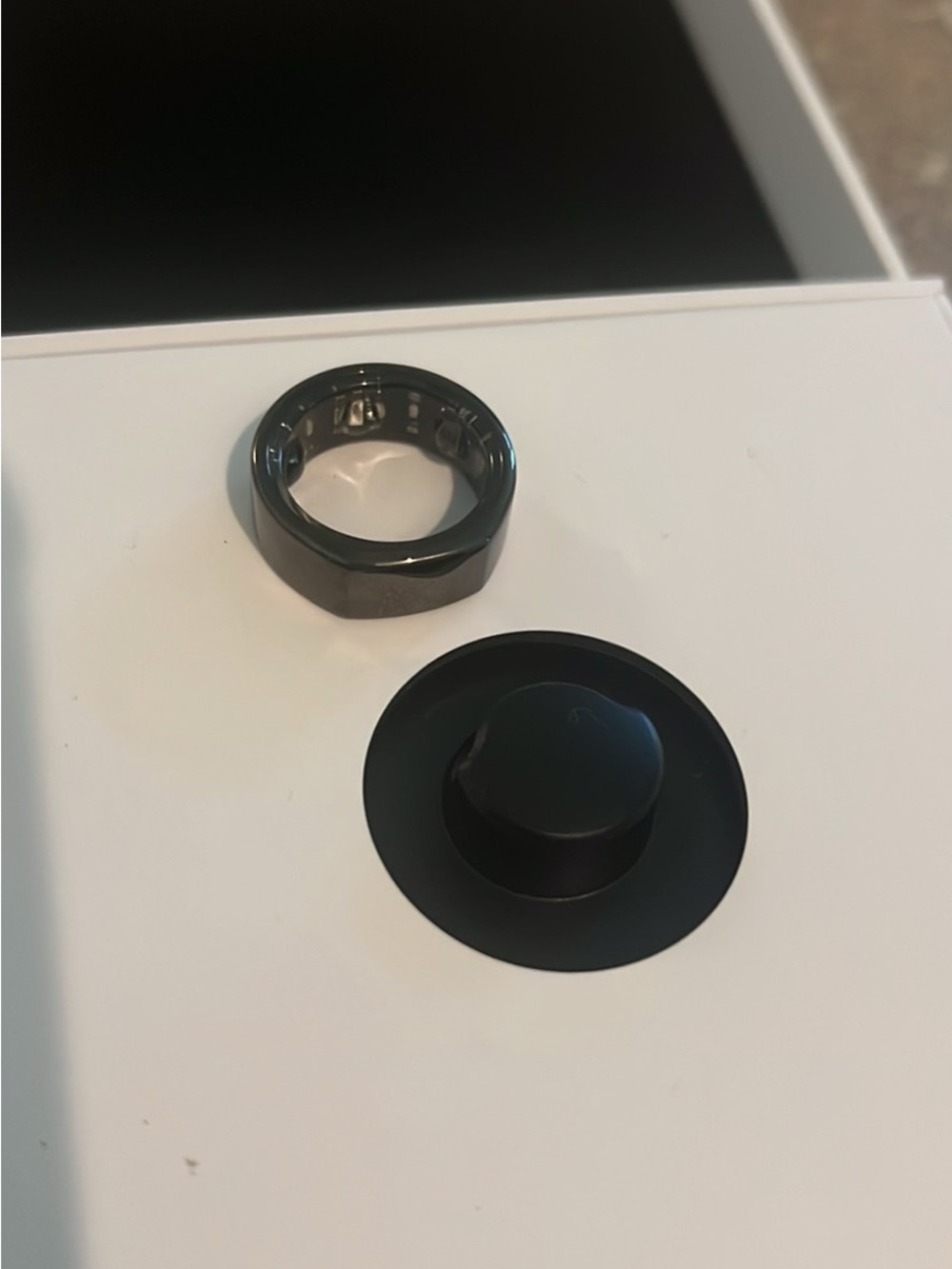 Oura Smart Ring Gen3 in Gloss Black - Picture 5 of 9